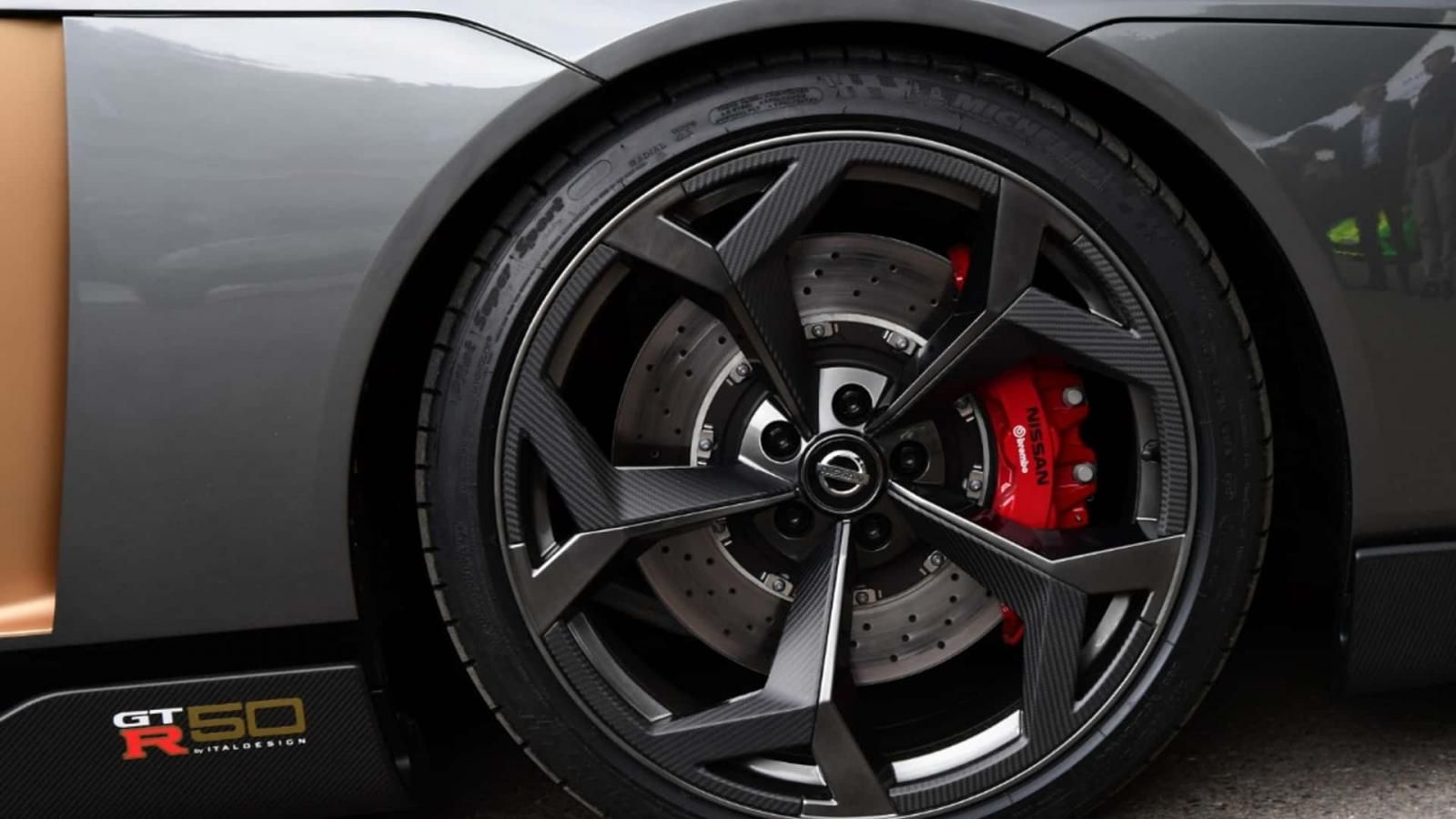 Τι αποκαλύπτει το χρώμα στις δαγκάνες των Nissan; 